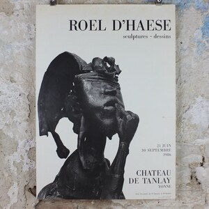1986 Roel D&#39;Haese Poster, Montezuma 1981 in bronze, Surrealist sculpture, at Chateau de Tanlay, artist gallery exhibition, wall art decor
