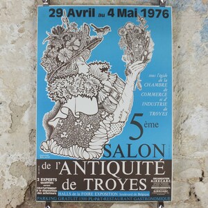 1976 Cartel del mercado de antigüedades francés, Brocante y Braderie en Troyes en azul cielo audaz, decoración de arte de pared