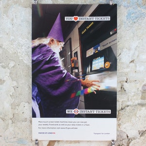 2003 Tube London Underground Poster, Zauberer mit einer Oysterkarte, authentische Londoner Geschichte, Reisegeschichte, Wandkunstdekora