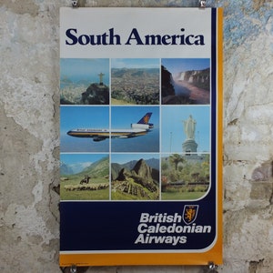 Könnte beinhalten: Vintage Reiseplakat für Südamerika mit einem Flugzeug der British Caledonian Airways und Landschaftsbildern. Das Poster zeigt den Cristo Redentor, Machu Picchu und die Iguazu-Wasserfälle. Das Design ist blau und gelb.