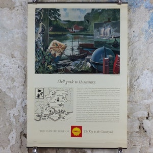 Pode incluir: Cartaz vintage do guia Shell para Hampshire. O cartaz apresenta uma ilustração detalhada de uma cena costeira com um mapa e texto. O cartaz é exibido numa parede texturizada.