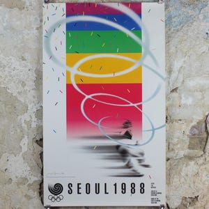 Può includere: Un poster vintage per le Olimpiadi di Seul 1988. Il design presenta un blocco di colore con tonalità arcobaleno, spirali bianche e una figura sfocata. Il testo "SEOUL 1988" è in basso, insieme agli anelli olimpici.