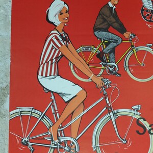 Cartel de ciclismo de 1950, Lotería Nacional Francesa, hermosa pareja sonriendo y andando en bicicleta en rojo, por Pierre Courrone, impresión de arte de pared decoración retro imagen 6
