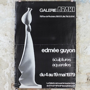 Può includere: Poster in bianco e nero per la Galerie Abaki con una scultura bianca di Edmée Guyon. Il poster include l'indirizzo della galleria e le date della mostra: dal 4 al 19 maggio 1979.