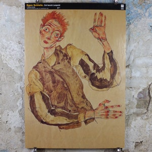 Könnte beinhalten: Ein Poster eines Kunstwerks von Egon Schiele, das ein Selbstporträt eines Mannes mit roten Haaren und einem braunen und gelben Hemd zeigt. Das Kunstwerk wird auf einem beigefarbenen Hintergrund mit dem Namen des Künstlers und Museumsinformationen oben angezeigt.