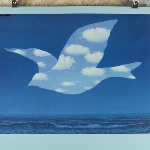 1986 René Magritte Poster, Surréalisme en Belgique, LOiseau du ciel 1966, état étonnant, surréaliste, galerie exposition art mural années 1980 image 3