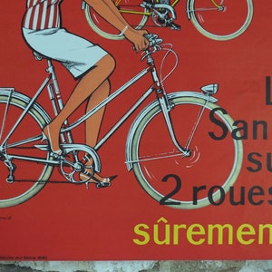 Cartel de ciclismo de 1950, Lotería Nacional Francesa, hermosa pareja sonriendo y andando en bicicleta en rojo, por Pierre Courrone, impresión de arte de pared decoración retro imagen 4
