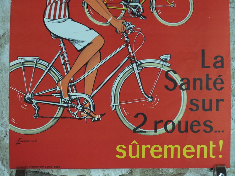 Cartel de ciclismo de 1950, Lotería Nacional Francesa, hermosa pareja sonriendo y andando en bicicleta en rojo, por Pierre Courrone, impresión de arte de pared decoración retro imagen 4