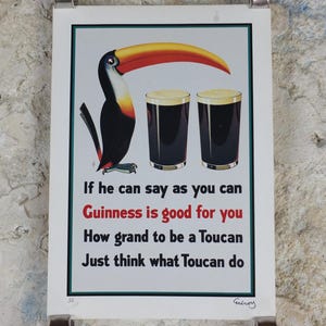 Poster del tucano della Guinness di John Gilroy del 1981 firmato a mano, poesia del tucano del 1935, tucano con due pinte e una poesia, arredamento retrò con arte della parete