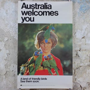 Póster del santuario de aves Currumbin de Australia de 1969, niña de los años sesenta rodeada de coloridos loros y loritos, decoración de pared de viaje de Gold Coast