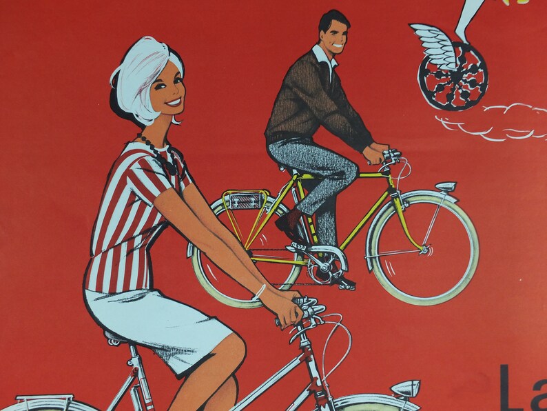 Cartel de ciclismo de 1950, Lotería Nacional Francesa, hermosa pareja sonriendo y andando en bicicleta en rojo, por Pierre Courrone, impresión de arte de pared decoración retro imagen 5