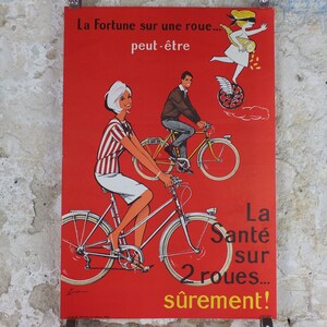 Cartel de ciclismo de 1950, Lotería Nacional Francesa, hermosa pareja sonriendo y andando en bicicleta en rojo, por Pierre Courrone, impresión de arte de pared decoración retro imagen 1