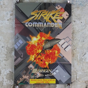 Puede incluir: Un póster vertical del videojuego Strike Commander que muestra un avión de combate sobrevolando una ciudad con una gran explosión naranja y amarilla. El texto dice Strike Commander, Origin We create worlds y Strike really flies with an Intel486 DX2.