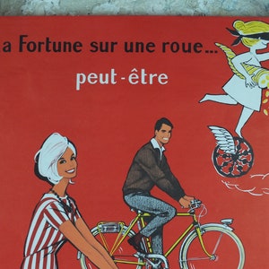 Cartel de ciclismo de 1950, Lotería Nacional Francesa, hermosa pareja sonriendo y andando en bicicleta en rojo, por Pierre Courrone, impresión de arte de pared decoración retro imagen 3