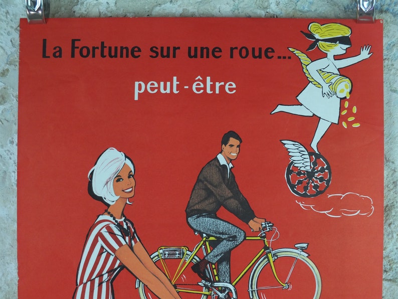 Cartel de ciclismo de 1950, Lotería Nacional Francesa, hermosa pareja sonriendo y andando en bicicleta en rojo, por Pierre Courrone, impresión de arte de pared decoración retro imagen 3