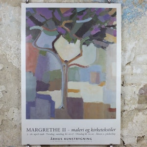 Może przedstawiać: Plakat przedstawiający abstrakcyjny obraz drzewa z fioletowymi, zielonymi i brązowymi gałęziami. Dzieło sztuki jest osadzone na tle pastelowych kolorów. Plakat zawiera tekst w języku duńskim: "MARGRETHE II - maleri og kirketekstiler" i "ÅRHUS KUNSTBYGNING".