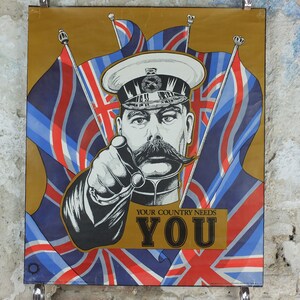 Pode incluir: Cartaz vintage com um homem em uniforme militar apontando diretamente para o espectador. O fundo inclui bandeiras da Union Jack e o texto "YOUR COUNTRY NEEDS YOU" em letras douradas. O cartaz tem um fundo dourado.