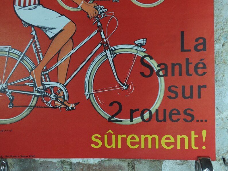 Cartel de ciclismo de 1950, Lotería Nacional Francesa, hermosa pareja sonriendo y andando en bicicleta en rojo, por Pierre Courrone, impresión de arte de pared decoración retro imagen 10