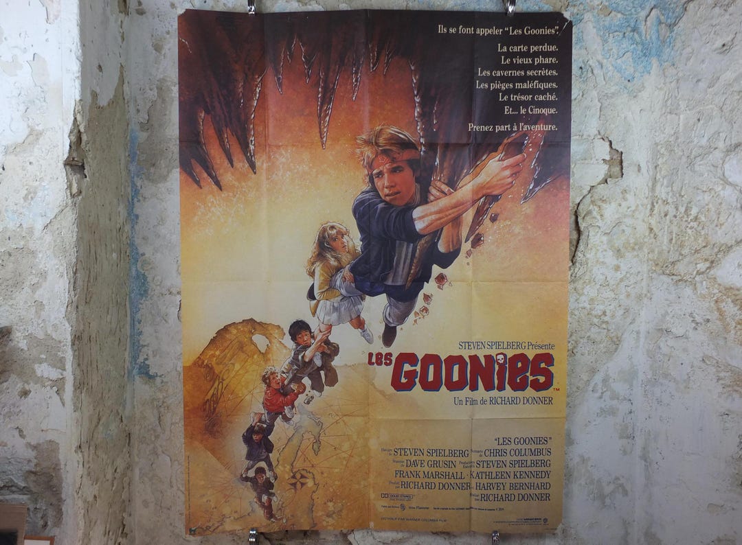 Poster The Goonies – Dimensioni 69x102 Cm – Poster Grande Senza Cornice In Confezione Regalo Rossa