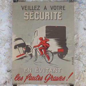 以下が含まれることがあります： フランス語のテキストが入ったヴィンテージポスター。赤い自転車に乗った人が、車とバンとの衝突を避けている様子が描かれています。ポスターのメッセージは安全についてで、「VEILLEZ A VOTRE SÉCURITÉ」と「EN ÉVITANT les Fautes Graves!」という言葉が書かれています。
