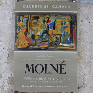 Può includere: Un poster vintage di una mostra d'arte per la Galerie 65 a Cannes, con un colorato dipinto astratto di Molné. Il poster include le date della mostra, la sede e il patrocinio del Principe e della Principessa di Monaco. Il poster è montato su un muro strutturato.