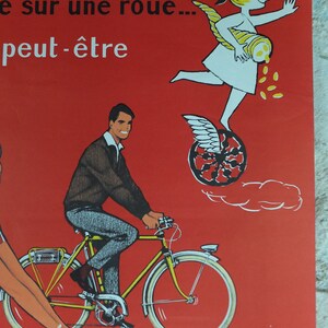 Cartel de ciclismo de 1950, Lotería Nacional Francesa, hermosa pareja sonriendo y andando en bicicleta en rojo, por Pierre Courrone, impresión de arte de pared decoración retro imagen 7