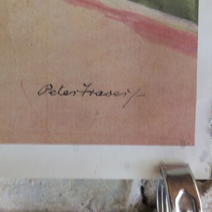 Puede incluir: Una secci&oacute;n de una obra de arte vintage con una paleta de colores suaves y apagados. La obra de arte presenta una firma en escritura cursiva, "Peter Fraser", en tinta negra. El papel tiene un color crema con un borde blanco.