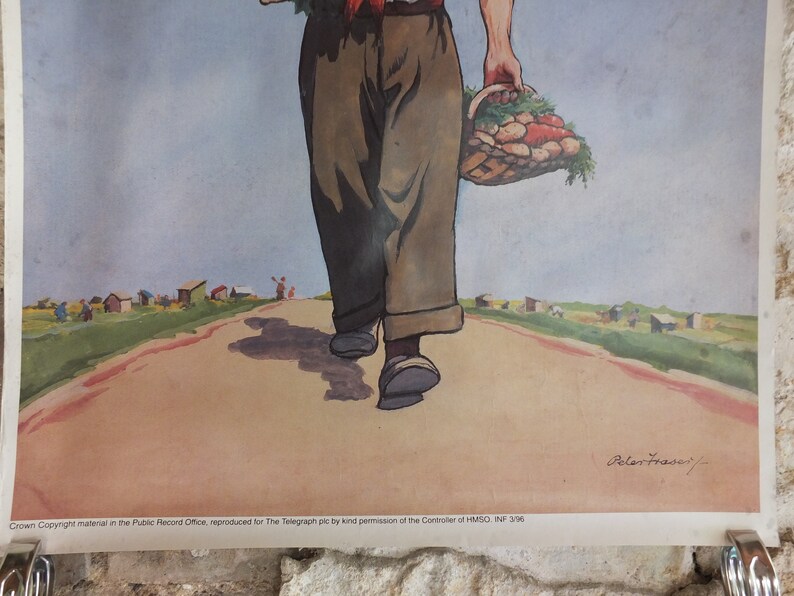 Puede incluir: Ilustraci&oacute;n de p&oacute;ster vintage de una persona caminando por un camino, llevando una cesta de verduras. La persona lleva pantalones y zapatos marrones. El fondo muestra un paisaje rural con peque&ntilde;os edificios y cielo azul. Texto en la parte inferior.