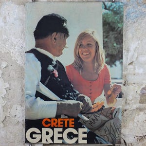 1973 Crete Travel Poster, Griechenland - eine griechische Insel, Mann in traditioneller Kleidung mit einer Frau in moderner Kleidung, Wand Kunst Dekor