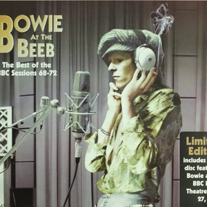 以下が含まれることがあります： 「Bowie at the Beeb: The Best of the BBC Sessions 68-72」のアルバムカバー。ヘッドホンと帽子をかぶり、マイクの前に立つデヴィッド・ボウイの姿。カバーには「Limited Edition」の文字と、ボーナスディスクの詳細が記載されています。