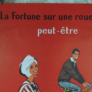 Cartel de ciclismo de 1950, Lotería Nacional Francesa, hermosa pareja sonriendo y andando en bicicleta en rojo, por Pierre Courrone, impresión de arte de pared decoración retro imagen 9