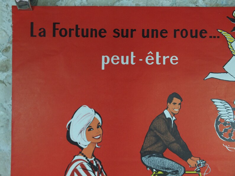 Cartel de ciclismo de 1950, Lotería Nacional Francesa, hermosa pareja sonriendo y andando en bicicleta en rojo, por Pierre Courrone, impresión de arte de pared decoración retro imagen 9