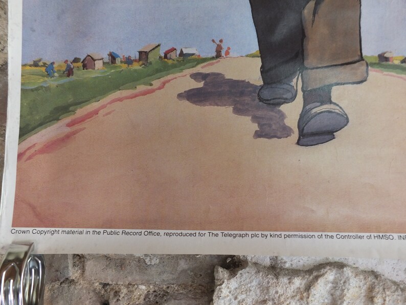 Puede incluir: Pintura a la acuarela que representa a una persona caminando por un camino, con una sombra en el suelo. La escena incluye peque&ntilde;os edificios y figuras en el fondo, bajo un cielo azul. La parte inferior de la imagen tiene texto.