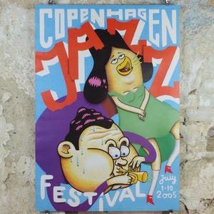 Puede incluir: Cartel del Festival de Jazz de Copenhague, con ilustraciones de dibujos animados. El cartel tiene un fondo azul con las palabras "Copenhagen Jazz Festival" en blanco y rojo. La ilustración representa dos personajes de dibujos animados y las fechas del 1 al 10 de julio de 2005.