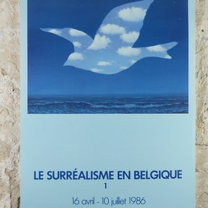 1986 René Magritte Poster, Surréalisme en Belgique, LOiseau du ciel 1966, état étonnant, surréaliste, galerie exposition art mural années 1980 image 2