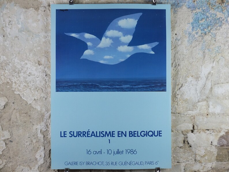 1986 René Magritte Poster, Surréalisme en Belgique, LOiseau du ciel 1966, état étonnant, surréaliste, galerie exposition art mural années 1980 image 1