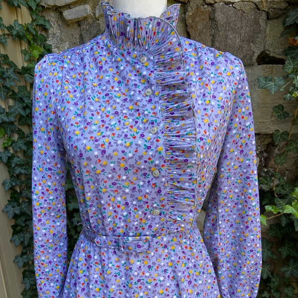 vintage Jerrie Lurie Marque Working Girl Chemise Robe avec col ébouriffé, ceinture. l960's-l970s Fashiion.Pale Lavendar avec fleurs Taille 8