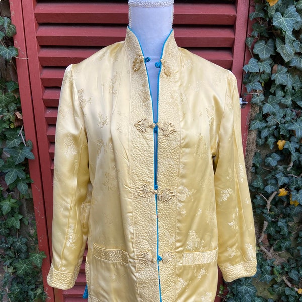 veste asiatique réversible turquoise/jaune vintage des années 70. Tissu en satin de soie avec matelassage Trapunto sur la bordure. Fermoirs grenouille en corde. Taille 8-10.