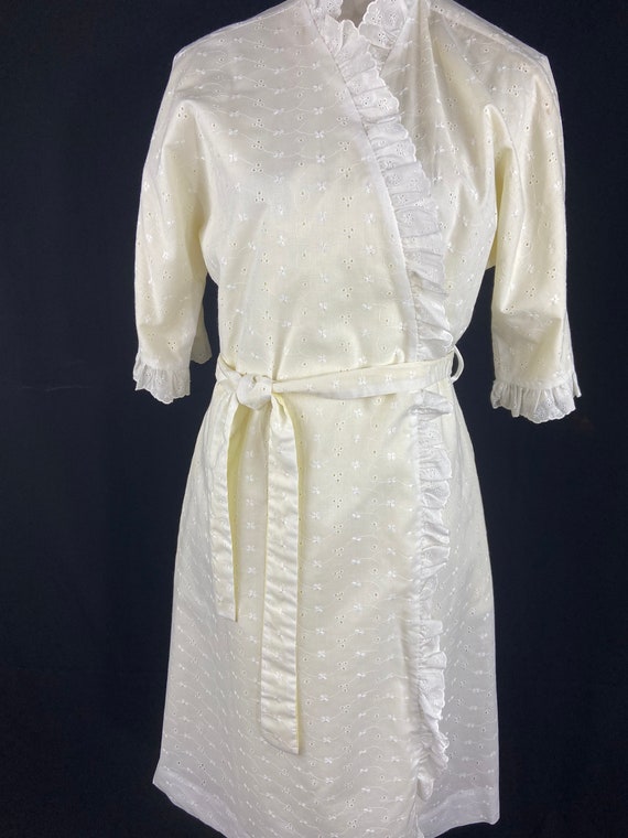 1970s Precious White Eyelet Short Cotton Robe wit… - image 4