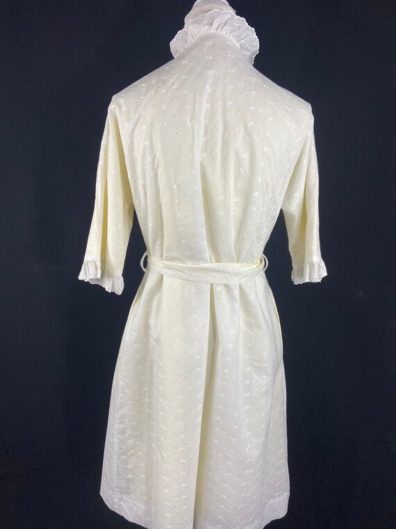 1970s Precious White Eyelet Short Cotton Robe wit… - image 3