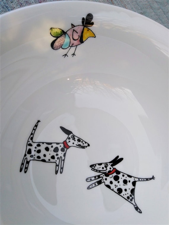 Dalmatian decoration on a dessertdish with a funny bird.