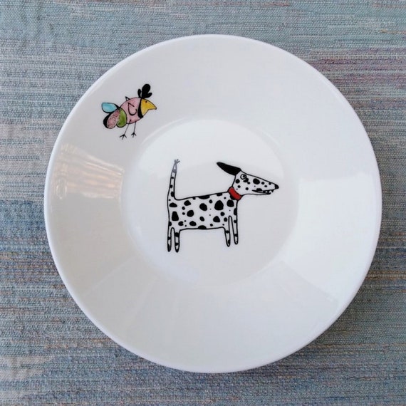 Dalmatian decoration on a shallow dish with a bird.
