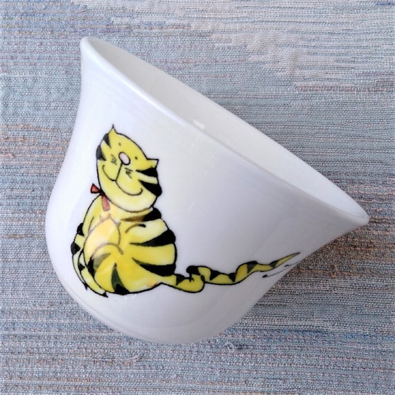 tapas bowl with a running cat.