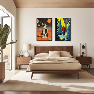 Op de afbeelding: Twee ingelijste illustraties hangen aan een witte muur boven een houten bedframe. De illustratie links toont een zwart-witte kat die een ruimtepak draagt en op een rode planeet zit met een blauwe lucht en sterren. De illustratie rechts toont een rode figuur die door een bos loopt met een blauwe rivier.