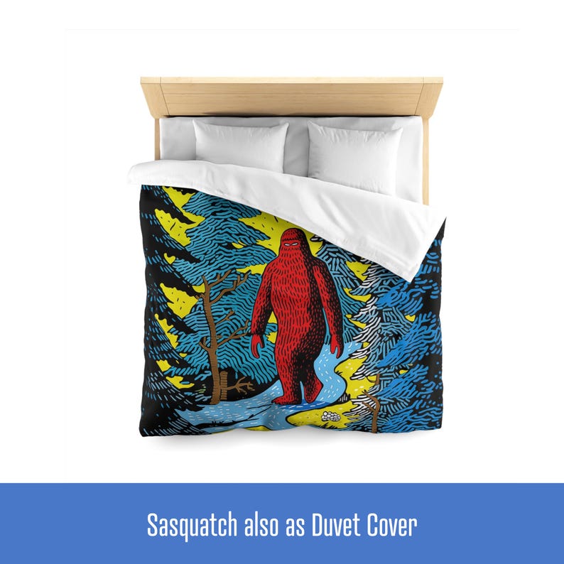 Op de afbeelding: Een dekbedovertrek met een rode Sasquatch die door een blauw en geel bos loopt. De achtergrond is zwart.