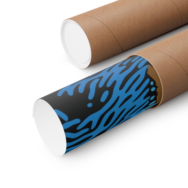 Op de afbeelding: Een poster opgerold in een bruine kartonnen buis. De poster heeft een abstract ontwerp in blauw en zwart met draaiende lijnen.
