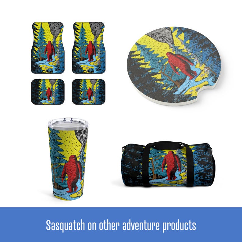 Op de afbeelding: Een set Sasquatch-thema-avontuurproducten, waaronder een reistumbler, een duffelbag, auto-onderzetters en vloermatten. De producten tonen een rode Sasquatch die door een geel en groen bos loopt.