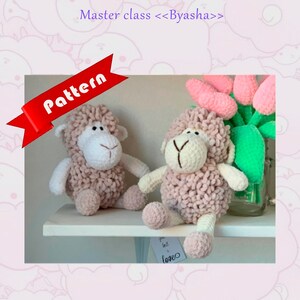 Op de afbeelding: Twee gehaakte amigurumi-schaapjes in roze en wit met zwarte ogen. De schapen zitten op een wit rek met een vaas met roze en groene gehaakte bloemen erachter. De tekst "Pattern" staat op een rood lint bovenaan de afbeelding. De tekst "@treynis knitting, mark your work with a hashtag #treynis" staat onderaan de afbeelding.