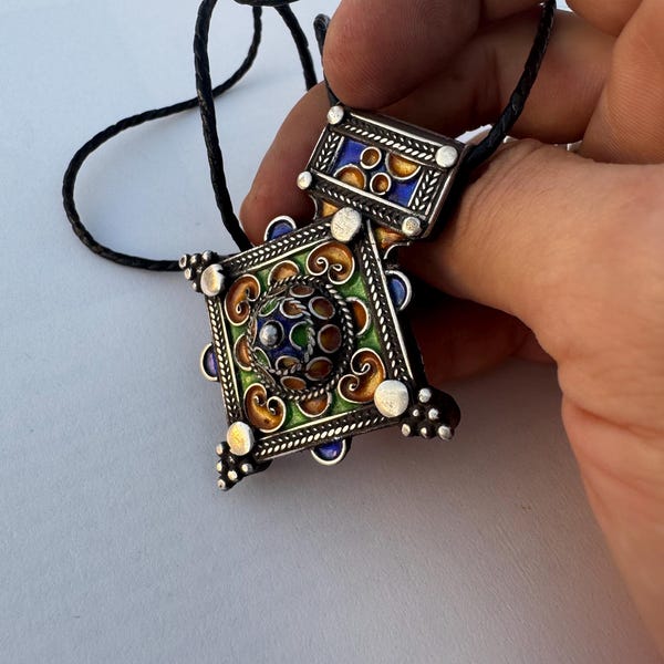 Berber emaillen zilveren hanger: Marokkaanse handgemaakte sieraden, Berber zilveren Boughdad, Berber sieraden, Berber zilver en email, Marokkaanse sieraden