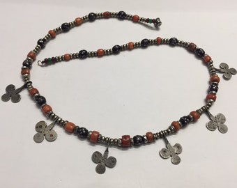 Antik Berber Silver Halsband, naturlig svart korallpärla, naturlig Berberkorall, antik handgjord silverpärla, marockanska smycken, etniska smycken